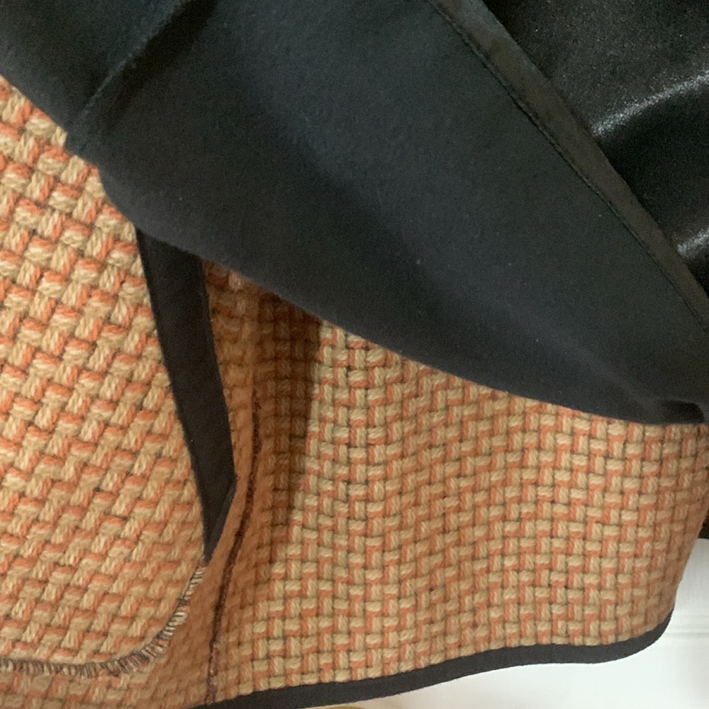 TWEED/ Herringbone coat with fur trim. - Picture 11 of 13